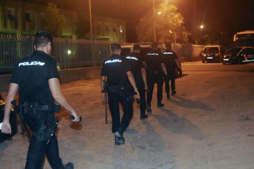 Heridos cuatro policías en un motín en el CIE