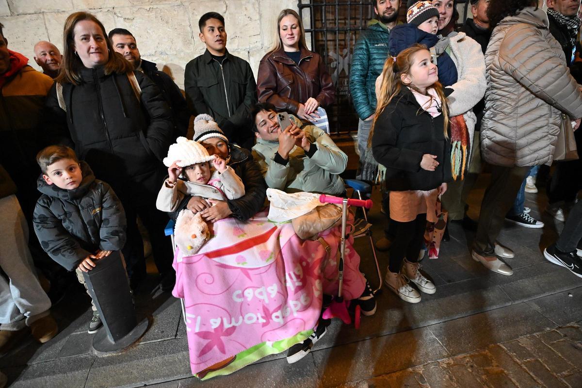 Miles de personas contemplan la Cabalgata de despedida de los Reyes Magos en Orihuela