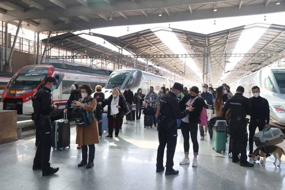 Controles policiales en la estación María Zambrano