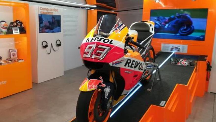 Xàtiva acoge una exposición del equipo Repsol de motor