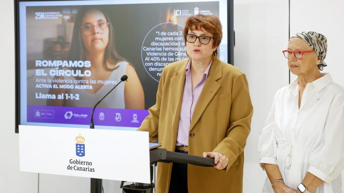La consejera de Bienestar Social, Candelaria Delgado, y la directora del ICI, Ana Brito
