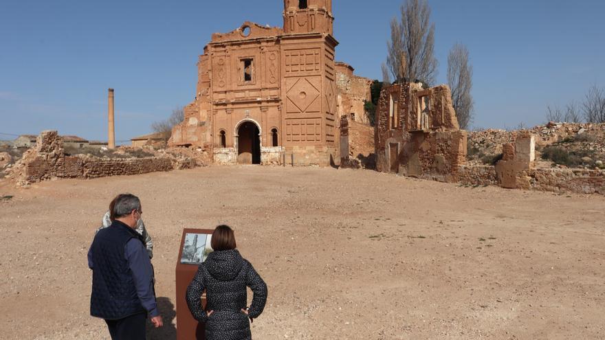 Belchite coloca paneles con el aspecto del pueblo tras la guerra