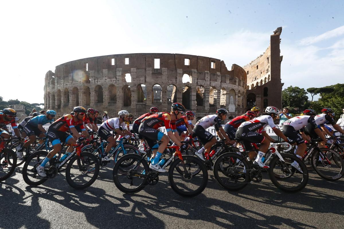 Rome (Italy), 28/05/2023.- The pack rides past the Colosseum during the 21st and last stage of the 2023 Giro d’Italia cycling race, over 126 km from Rome to Rome, in Rome, Italy, 28 May 2023. (Ciclismo, Italia, Roma) EFE/EPA/ANGELO CARCONI