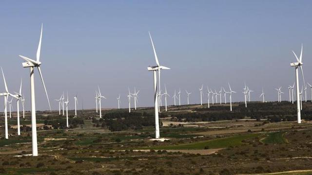 Parque eólico con varias decenas de aerogeneradores en el término municipal de Fuendetodos. | JAIME GALINDO