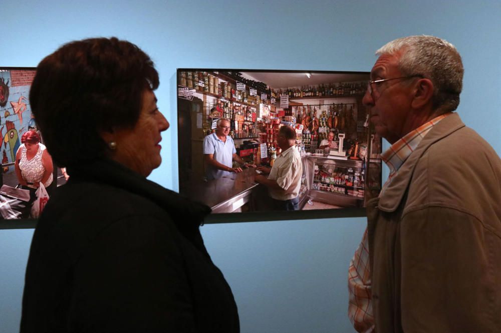 Paco Negre expone hasta el 20 de abril en el Centro Cultural María Victoria Atencia de la calle Ollerías su visión del barrio del Lagunillas, fruto de dos años de trabajo, con especial protagonismo para los vecinos, artistas y profesionales que trabajan en el entorno.