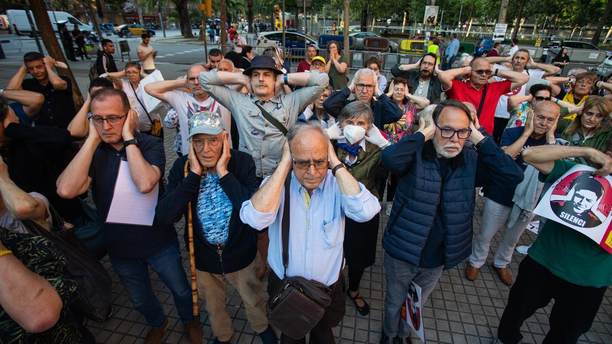 Protesta contra el ruido en el Fòrum antes de la segunda jornada de conciertos del Primavera Sound, en Barcelona.