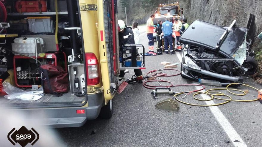 Dos heridos, uno de ellos grave, en un accidente en el Corredor del Aller