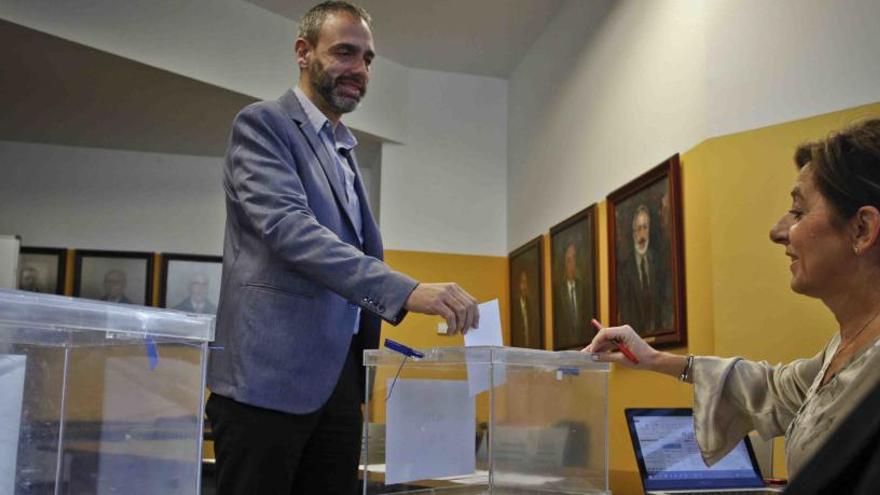 Juan Ignacio Torregrosa en el momento de votar esta mañana
