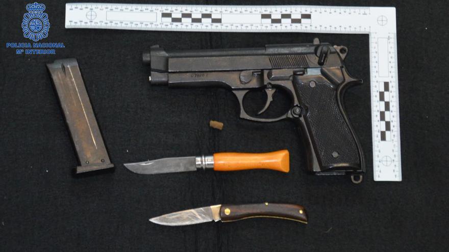 Las armas utilizadas por el detenido.