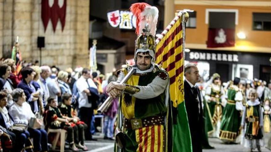 Tres momentos de la procesión, en la que los callosinos se rindieron a la Virgen de las Injurias como colofón de las fiestas.