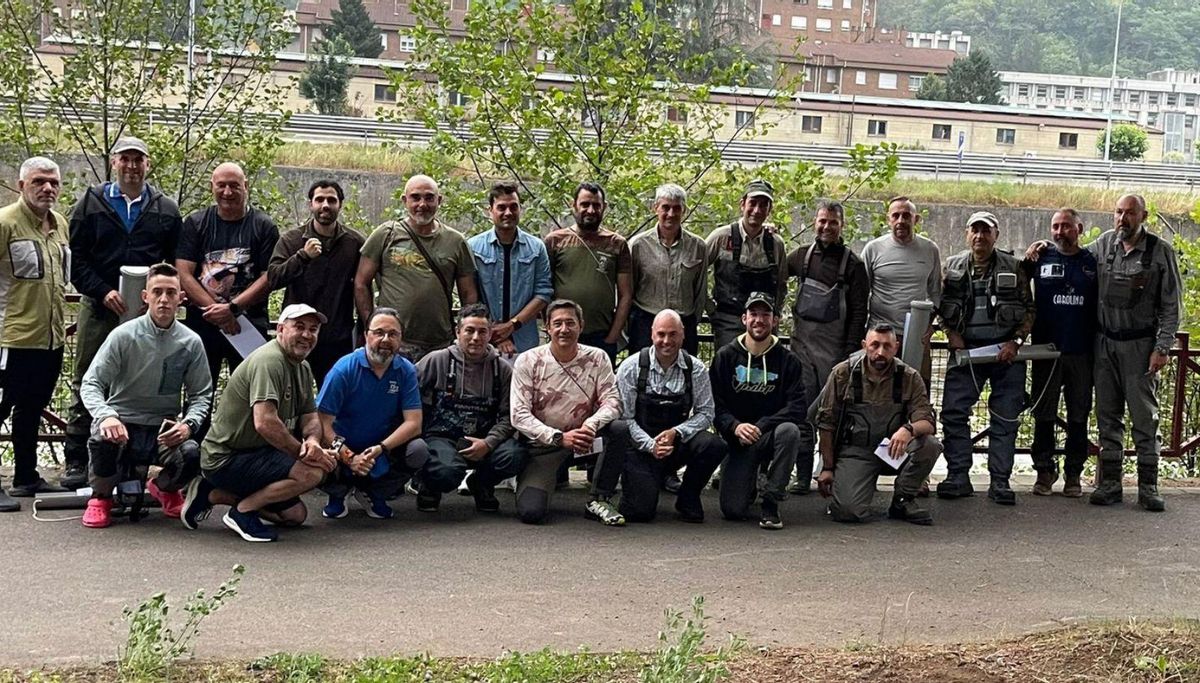 Buen ambiente en el Caudal. El II Open de Pesca de Mieres reunió a una veintena de los mejores pescadores del país (en la foto). La competición fue reñida, y solo se decidió en la última manga.