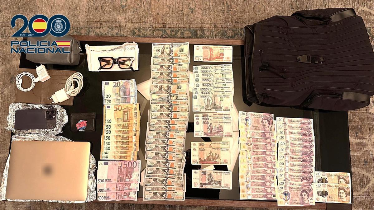 Las pertenencias del turista que fueron recuperadas por la Policía Nacional tras detener a los dos ladrones.