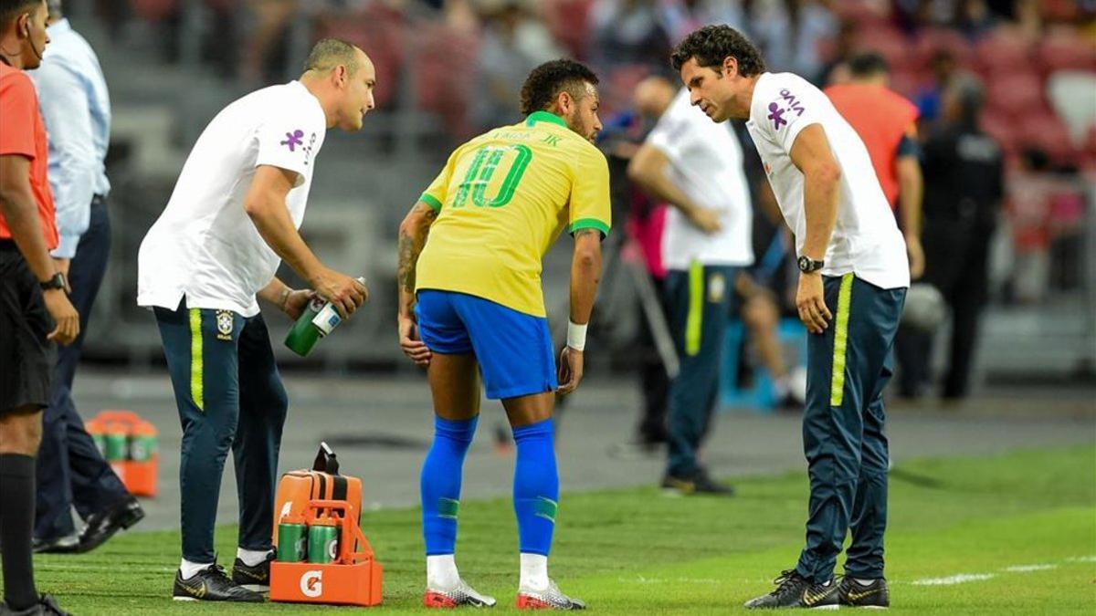 Neymar se retira del terreno de juego lesionado con Brasil