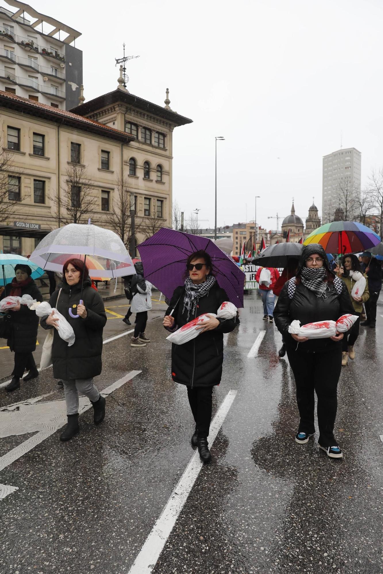 Manifestación bajo la lluvia en Gijón por Palestina (en imágenes)