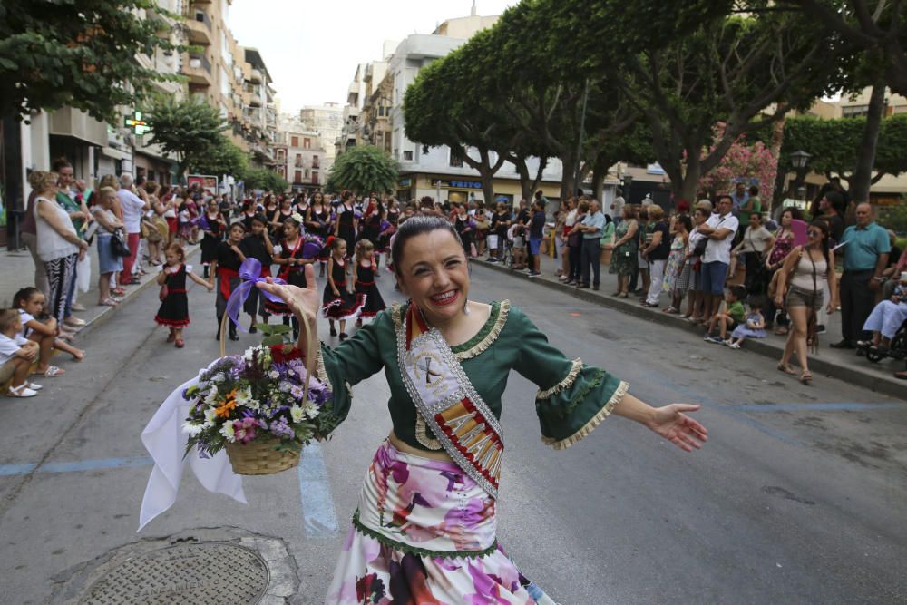 Desfile de abanderadas, ofrenda floral y procesión