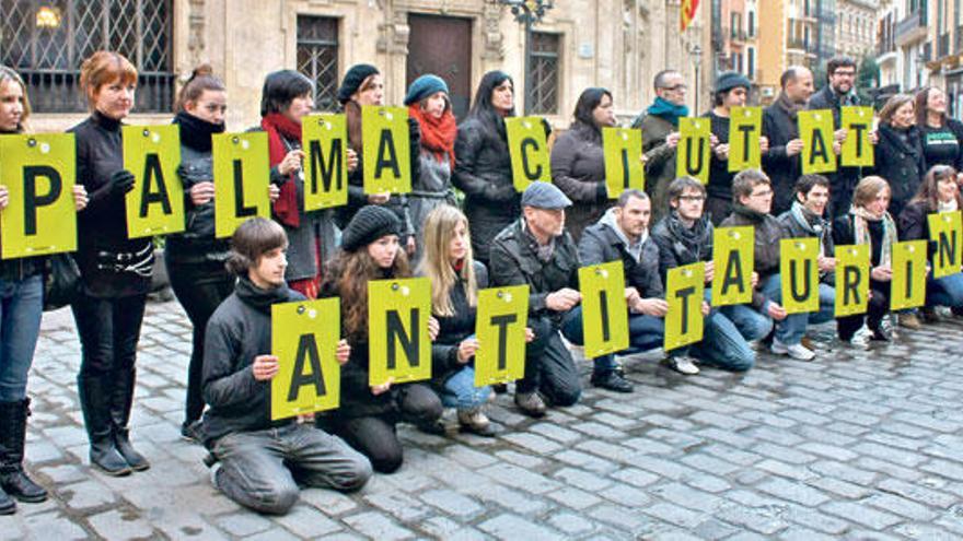 Miembros de la coalición y de PACMA mostraron un cartel con el lema &quot;Palma, ciutat antitaurina&quot;.