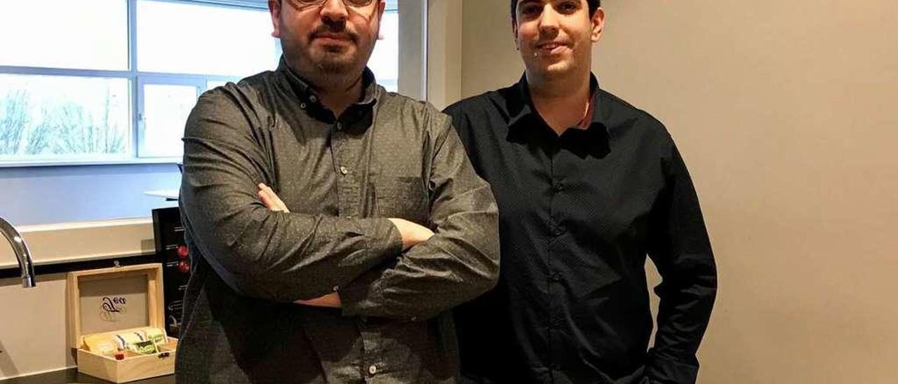 Saúl y Miguel, técnicos superiores de Aplicaciones Multiplataforma, en su trabajo en Holanda. // FdV