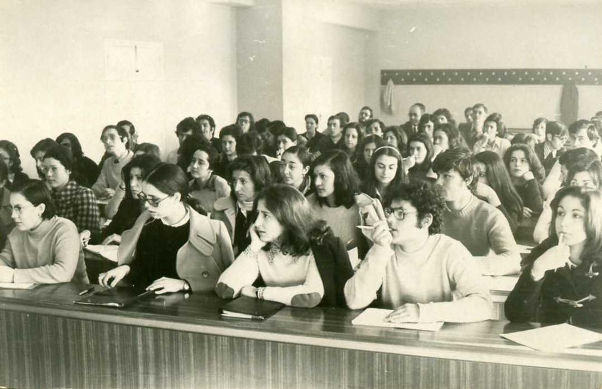 La Universidad de Extremadura fue fundada en 1973. Un año después fueron muchos los centros de la Universidad de Extremadura que comenzaban sus clases. La imagen recoge una de esas primeras aulas, con una abundante presencia de mujeres.