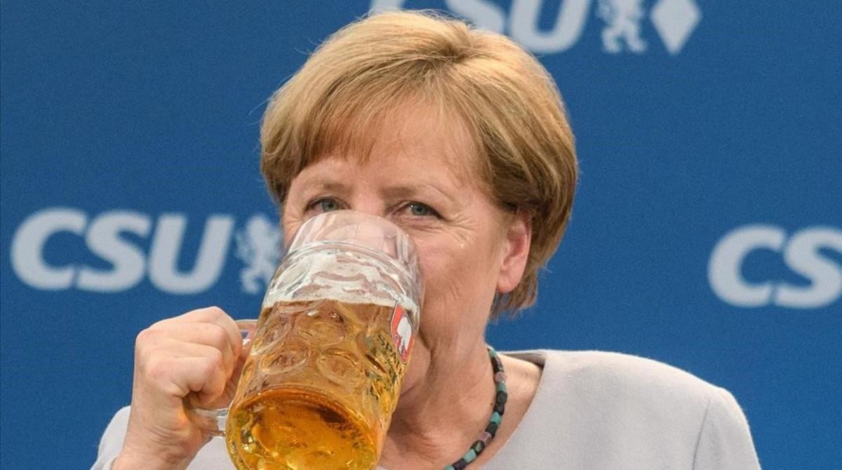 zentauroepp38651102 german chancellor angela merkel takes a sip of beer after de170528173142