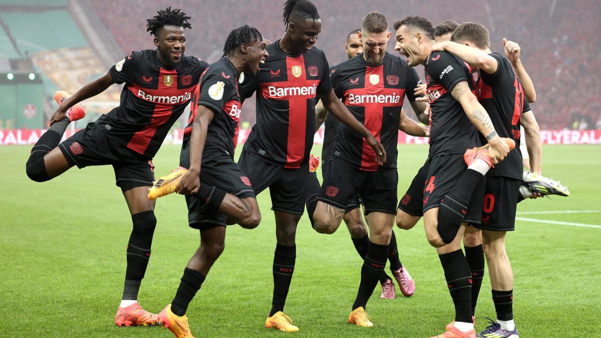 Los jugadores del Bayer Leverkusen celebran el gol de Xhaka