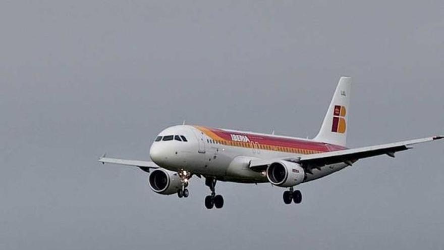 Un avión de Iberia, aterrizando en el aeropuerto.