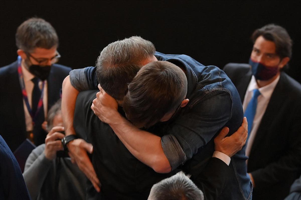 Piqué y Joan Laporta se abrazaron antes de la investidura de Joan como presidente del Barça