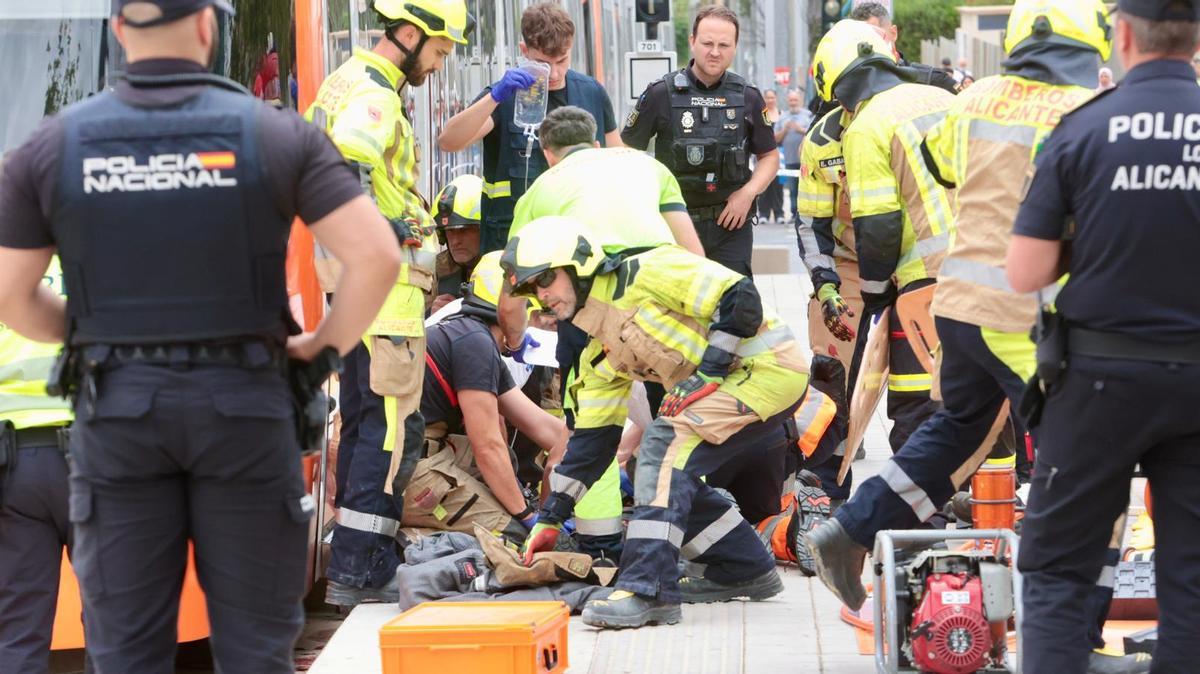 Cae accidentalmente a las vías del TRAM en Alicante con el tranvía ya en marcha y es arrastrado