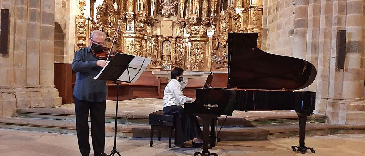 Yuri Nasushkin (violín) y Lidia Stratulat (piano), durante el recital. | Vicente Alonso