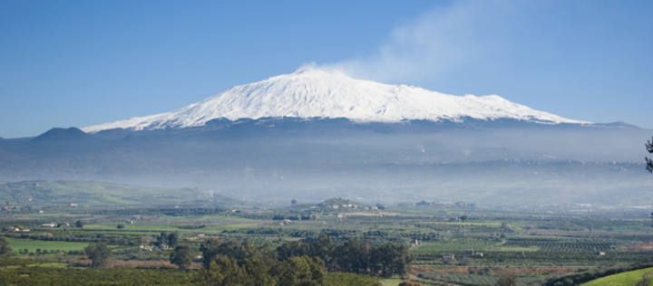 El Etna, en Sicilia, es un volcán instalado en multitud de leyendas históricas. Es uno de los principales atractivos turísticos de Italia