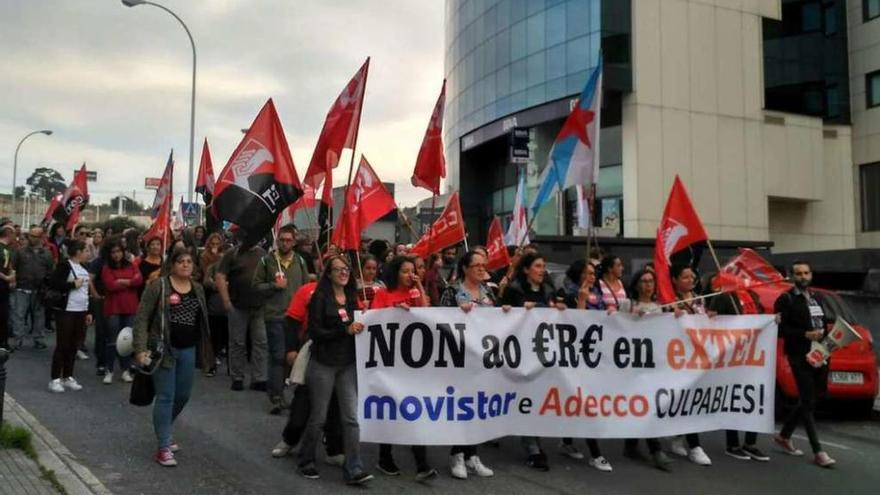 Un momento de la manifestación por las calles de Matogrande.