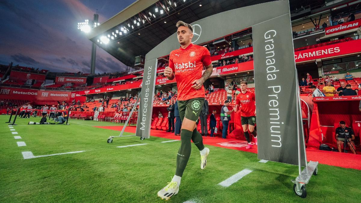 Los futbolistas del Girona salen a calentar