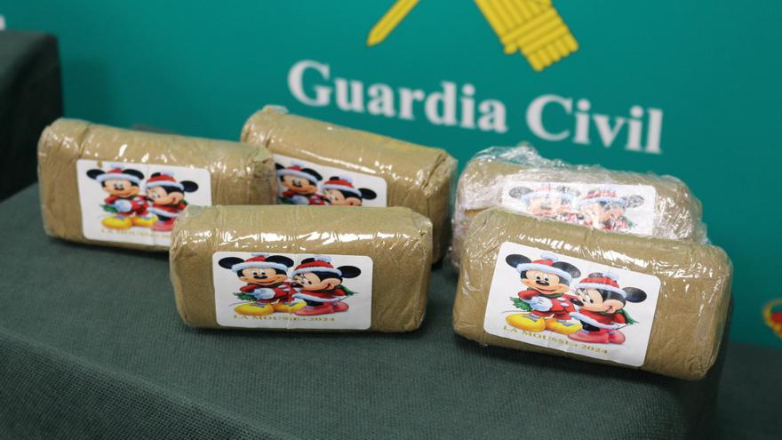 En paquetes de Mickey Mouse escondidos en un coche: la Guardia Civil detiene a tres personas por un delito de tráfico de drogas en Siero