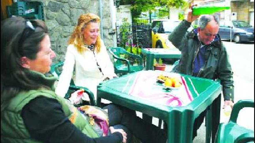 Por la izquierda, Isabel Camblor, Anabel Hernando y Javier Cervera, degustando una sidra en un bar de La Callezuela.