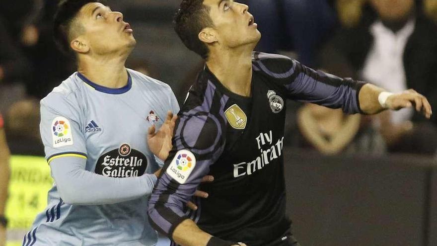 Roncaglia y Cristiano Ronaldo, durante el partido de Liga que Celta y Real Madrid jugaron en Vigo. // Ricardo Grobas