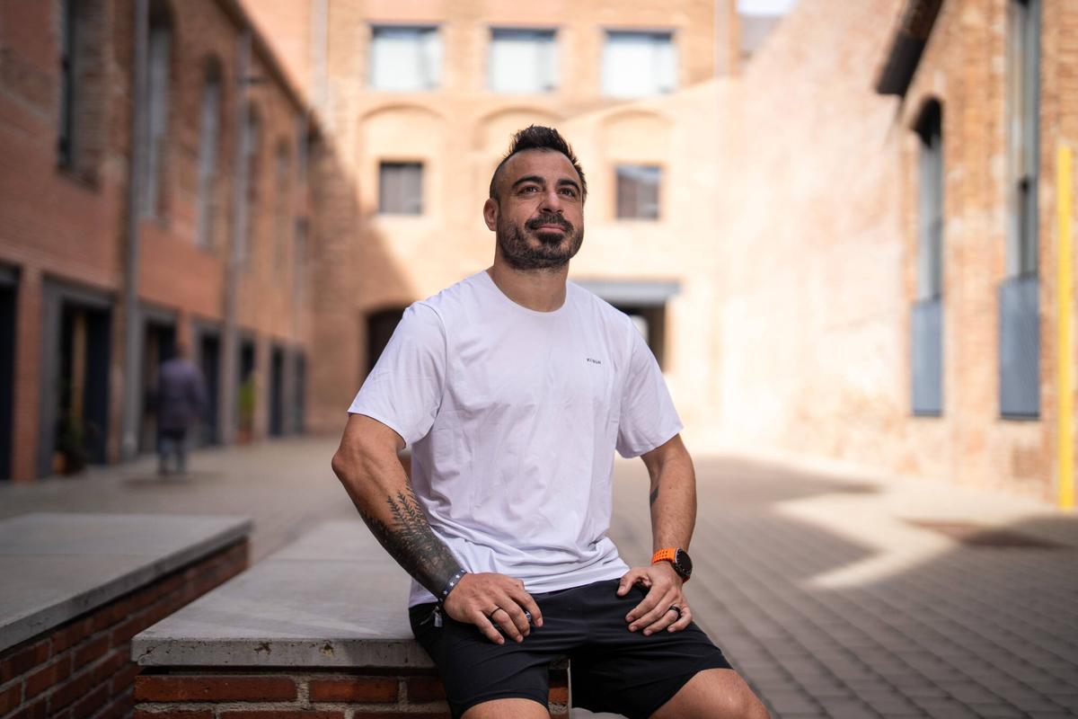 Valentí Sanjuan posa para EL PERIÓDICO después de los 5 maratones en 5 días.