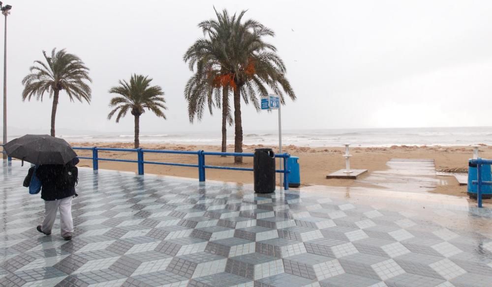 La borrasca Gloria deja impresionantes imágenes en la playa alicantina