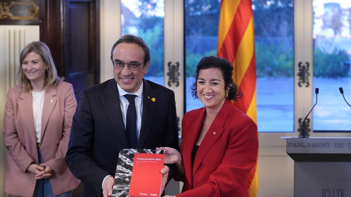Illa se convierte en el primer president en retirar del Parlament unos presupuestos de la Generalitat