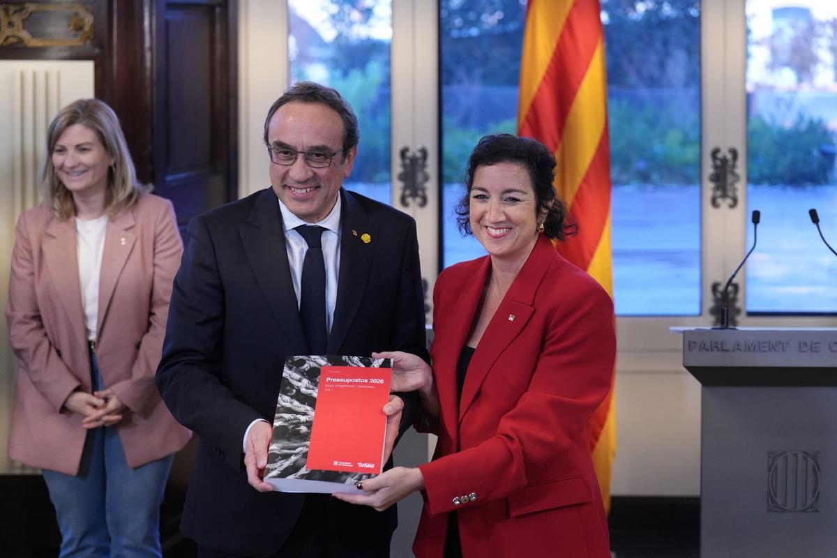 27/02/2026 La consellera de Economía Alícia Romero entrega al presidente del Parlament Josep Rull el Proyecto de ley de presupuestos de la Generalitat, a 27 de febrero de 2026, en Barcelona, Cataluña (España). El Govern y los Comuns alcanzaron el pasado 19 de febrero un acuerdo para la aprobación de los Presupuestos, que incluía aumentar los recursos en vivienda, así como limitar las compras especulativas de vivienda, y mejoras en el transporte público y Rodalies. Sin embargo continúan las negociaciones con ERC con el traspaso del IRPF como principal escollo para su aprobación. POLITICA David Zorrakino - Europa Press