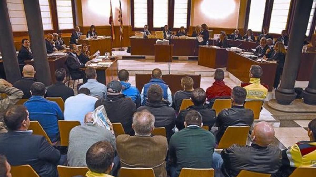 Los acusados de pertenecer a los Casuals, al inicio del juicio en la Audiencia de Barcelona, ayer.