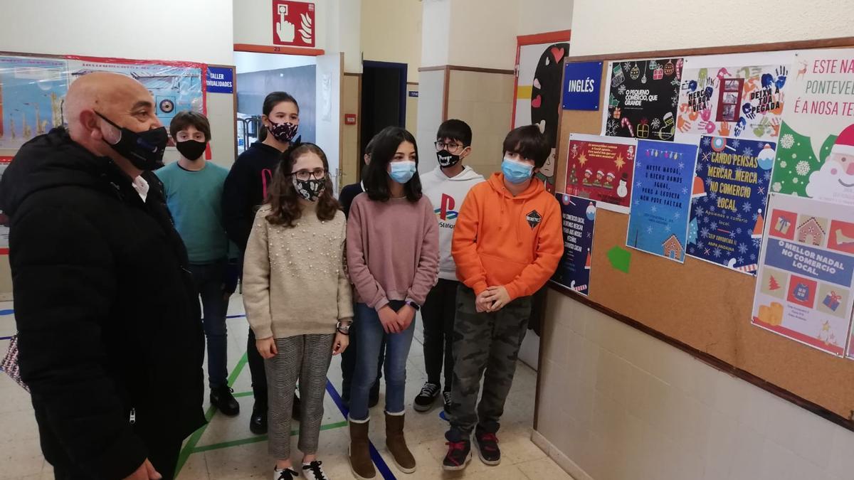 Visita del teniente de alcalde, Tino Fernández, a un centro educativo de Pontevedra