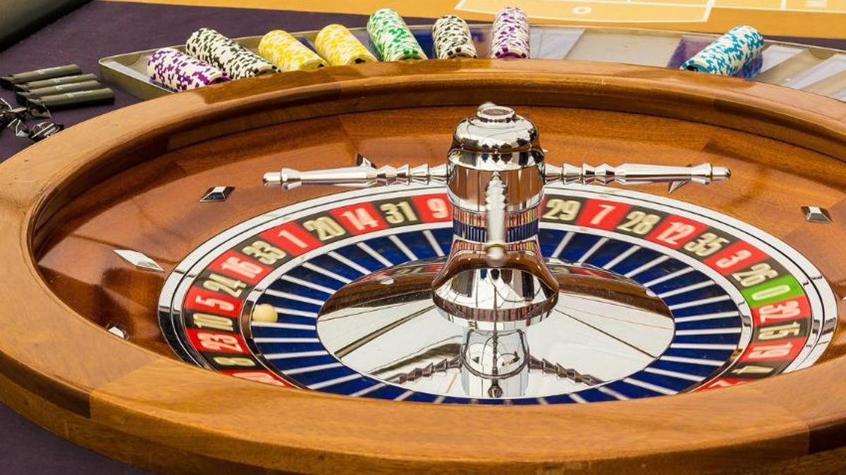 Rueda de ruleta, un juego clásico en los casinos online.