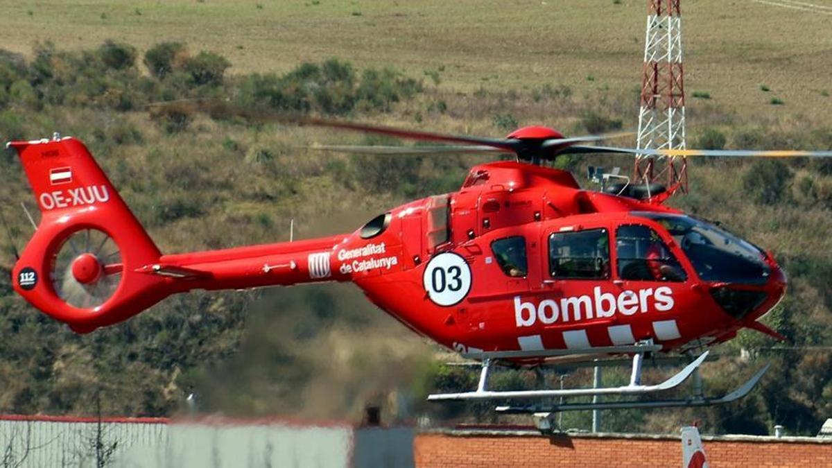 Un helicòpter dels Bombers sortint de l'aeroport de Sabadell a fer un rescat