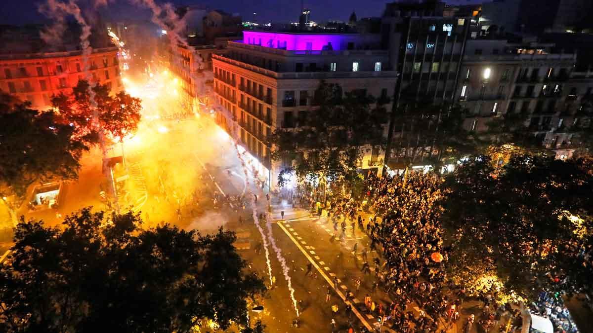 Incidentes en Via Laietana el quinto día de disturbios violentos en Barcelona, este viernes