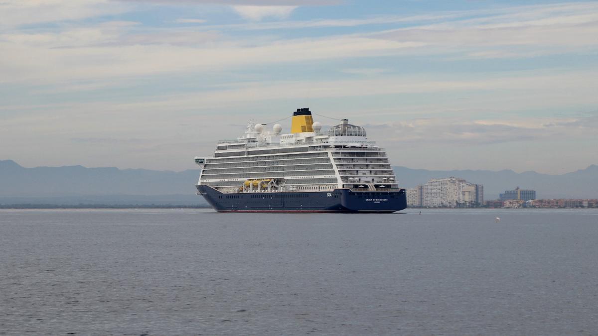 El creuer Spirit of Discovery, que ha tancat la temporada 2022 al port de Roses, fondejat a la badia.