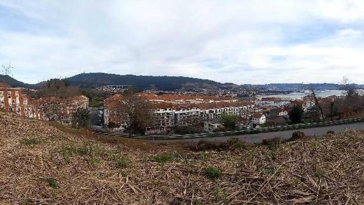 Terrenos en donde se proyecta la residencia con la urbanización de O Rosal al fondo.