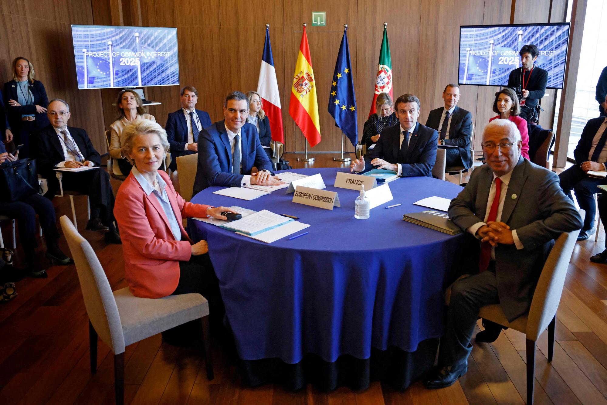 La presidenta de la Comisión Europea, Ursula Von der Leyen, el presidente francés, Emmanuel Macron, y el primer ministro portugués, Antonio Costa, junto a Pedro Sánchez. EPC