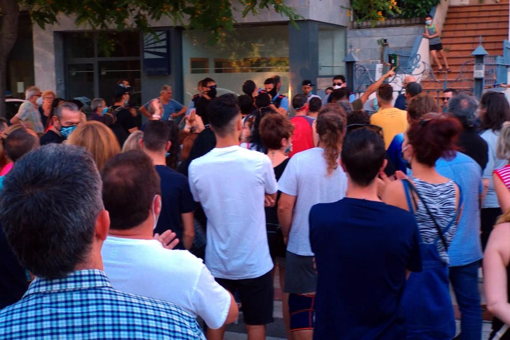 Moment en què un grup de manifestants ha anat fins a la casa ocupada on viuen els joves de Llançà