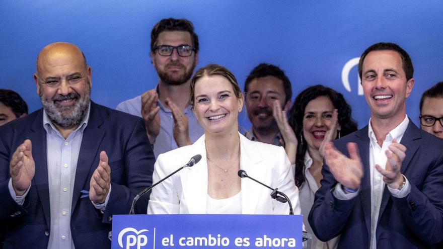 Marga Prohens, flanqueada por Jaime Martínez y Llorenç Galmés el domingo tras la victoría.