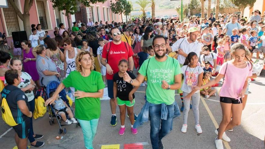 La alcaldesa anima a los niños a no faltar al colegio  o irá a buscarlos a sus casas