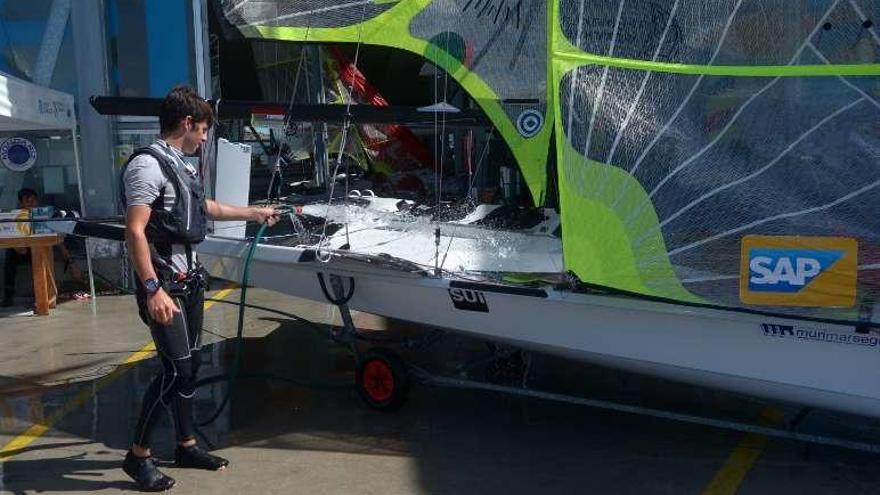 Regatistas que se quedaron fuera de la Medal Race recogen sus velas, en Arousa. // N. Parga.